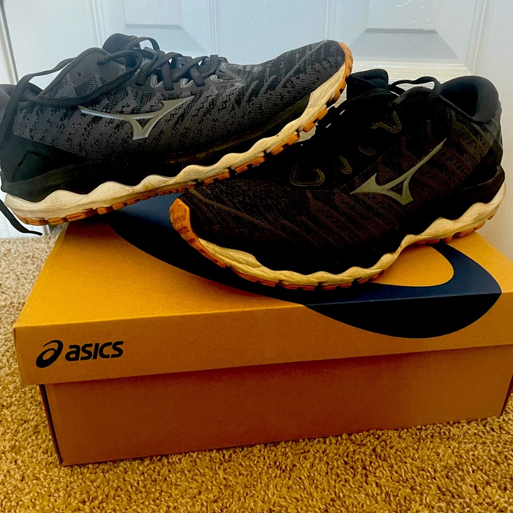 Mizuno black running shoes / sneakers!